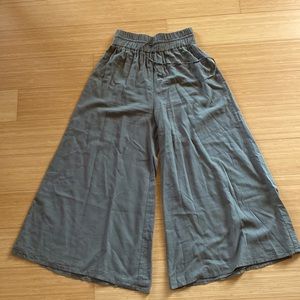 Natural Life wide leg crop pants. Army green, Size medium, excellent condition.